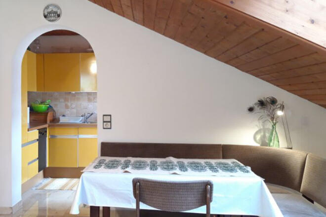 Essecke mit Durchgang zur Küche im Haus Talblick in Bad Goisern am Hallstättersee