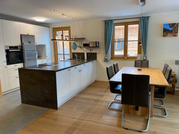 offene Küche mit modernsten Elektrogeräten, schöner Essplatz für 6 Personen