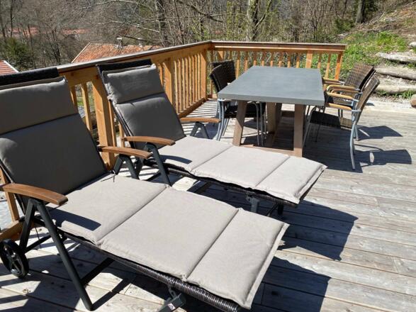 Sonnenliegen laden auf ein Sonnenbad ein - mit Blick über Bayrischzell