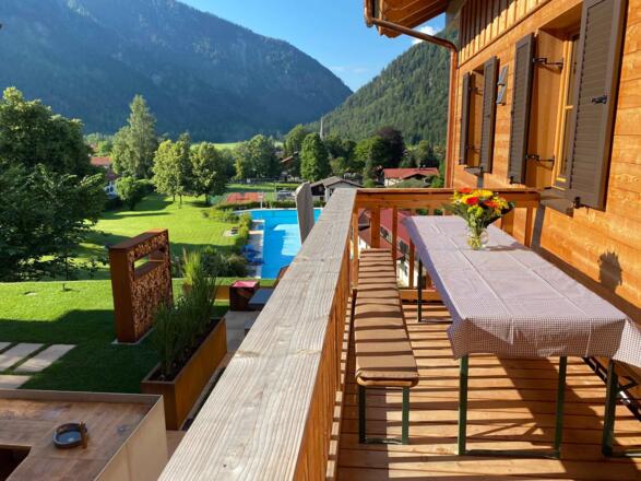 Frühstück in der aufgehenden Sonne am Ostbalkon - Ausblick inklusive