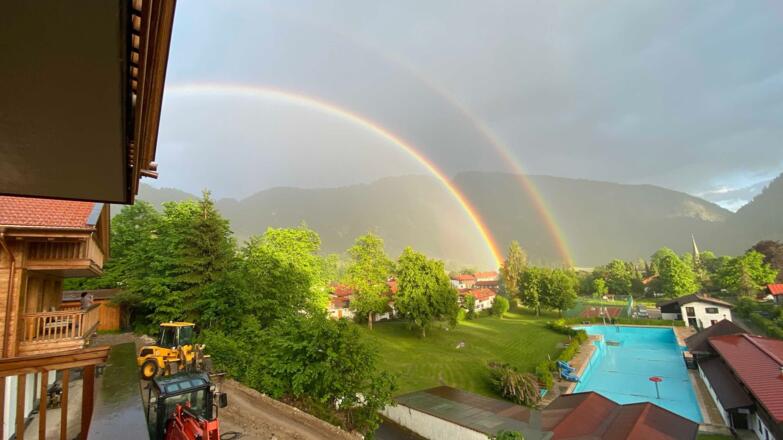 spektakulärer Regenbogen über Bayrischzell