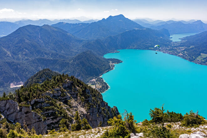 Blick vom Aussichtspunkt auf der Mahdlschneid Attersee und zum Mondsee.