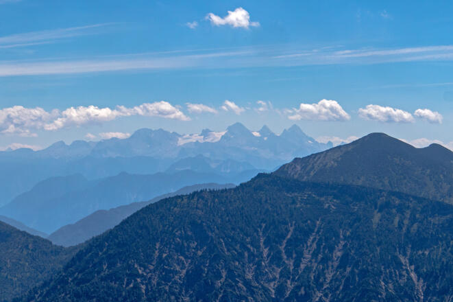 Der namensgebende Blick zum Dachstein. Rechts davor die Zimnitz (Leonsberg).