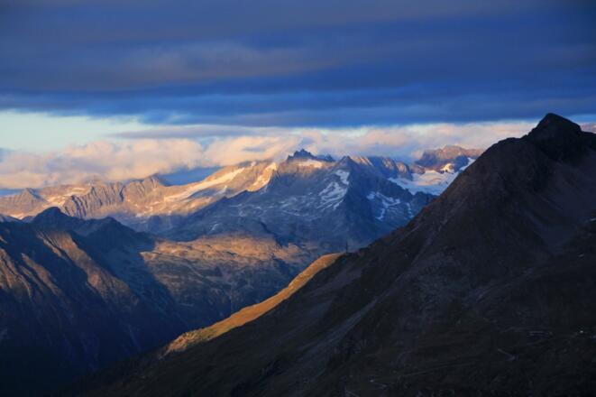 Die umliegenden Berge im Abendlicht.
