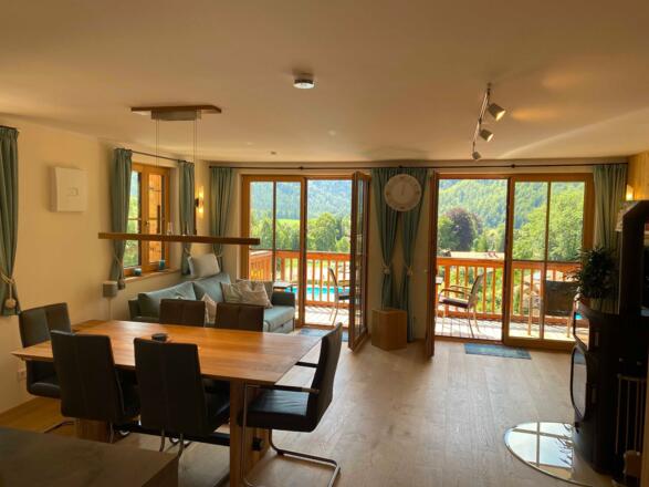 der Wohnraum - das Herz der Ferienwohnung auf 40 qm - offene Küche, Essplatz und Wohnzimmer - kombiniert mit einem beeindruckendem Blick über Bayrischzell