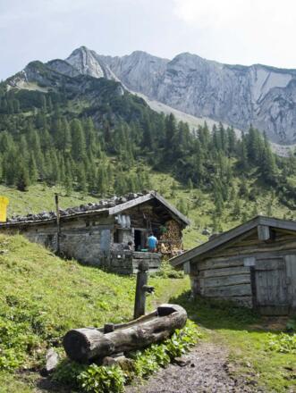 In der Pasillalm kann man während der Almzeit bescheiden einkehren.