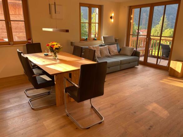 gemütlicher Essplatz für 6 Personen und Ausziehcouch