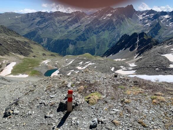 Schöntaljoch mit Blick ins Schöntal und hinunter ins Lüsenstal. Vorn Schöntalsee
