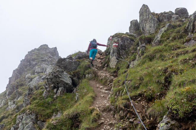 Seilversicherte Stelle im Aufstieg zum Rotenkogel.