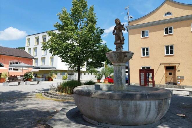 Brunnen am Bahnhofsplatz in Wasserburg a.Inn