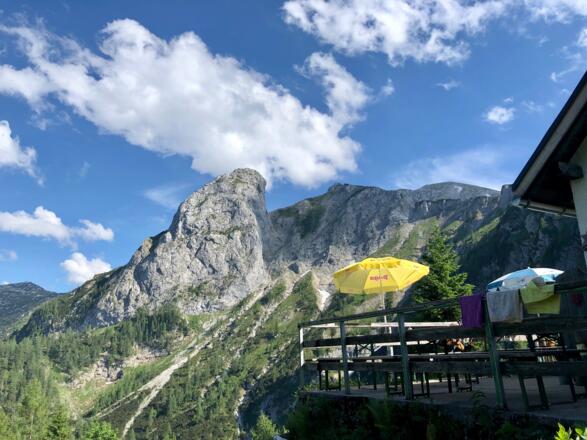 Hochkogel Haus mit Ausblick Richtung Handgender Kogel