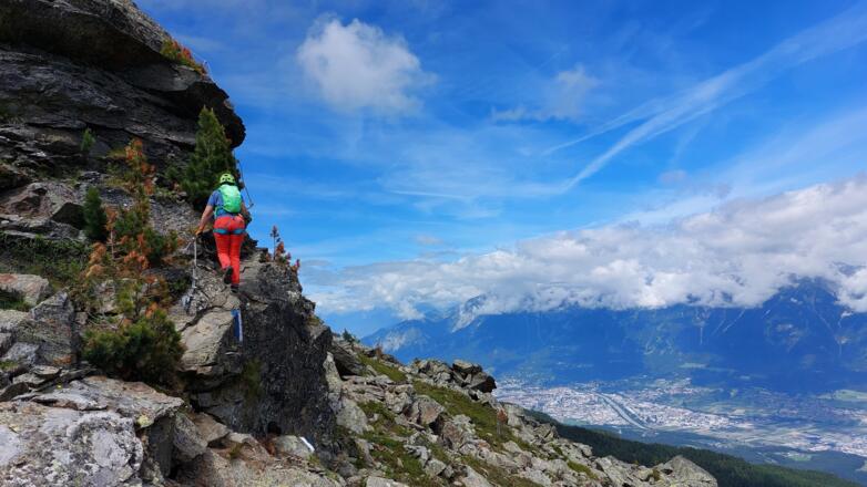 Unten das Inntal mit Innsbruck, die Nordkette noch in Wolken.