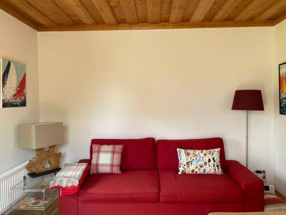 Wohnzimmer mit gemütlicher Couch