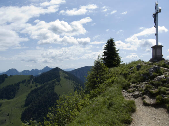 Gipfelkreuz der Bodenschneid; links der Brecherspitz