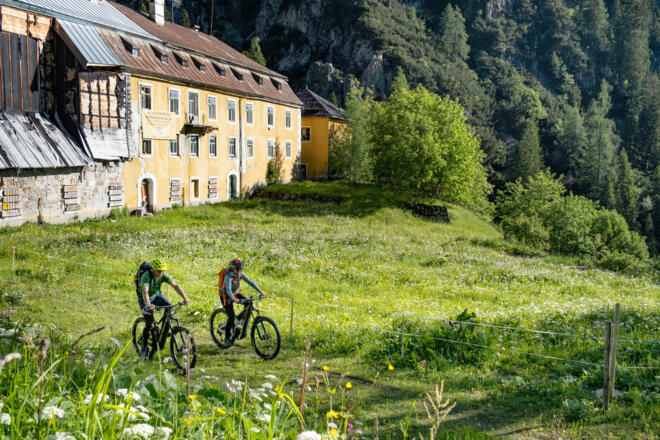 Auftakt nach Maß: Mit dem Bike durchs Halltal zu den Herrenhäusern.