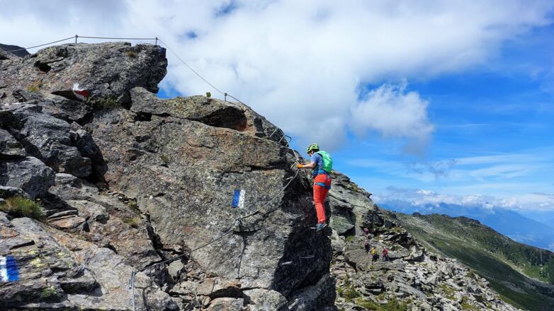 Steiles Eck, entschärft durch Klammern.