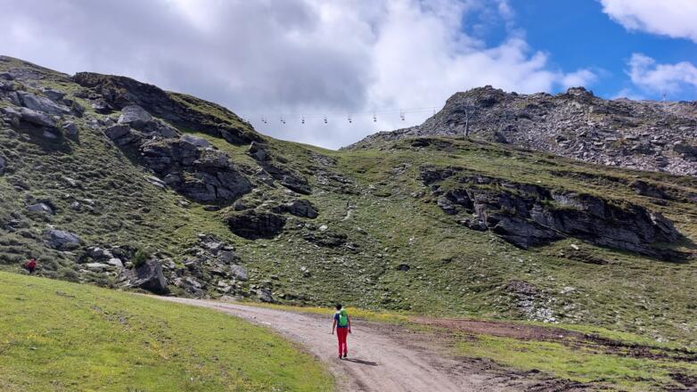 Auf dem Weg zum Einstieg. Der befindet sich rechts der sichtbaren Liftstütze der Schartenkogelbahn.