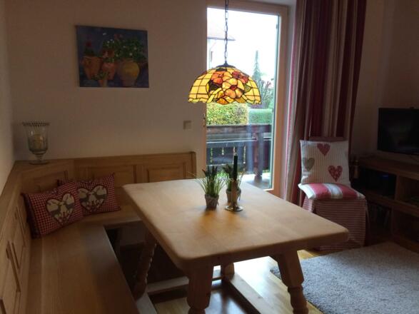 Holzeckbank mit rustikalem Holztisch, Zugang zum Balkon, 22qm