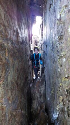 Durch den Spalt - für Kinder ein Kinderspiel.