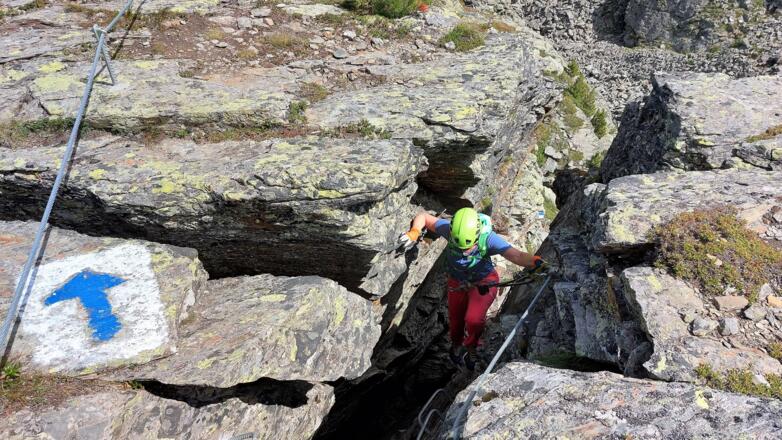 Am Einstieg in den engen Felsspalt.