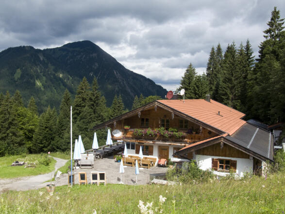 Einkehrmöglichkeit in der Bäckeralm vor dem Wallberg
