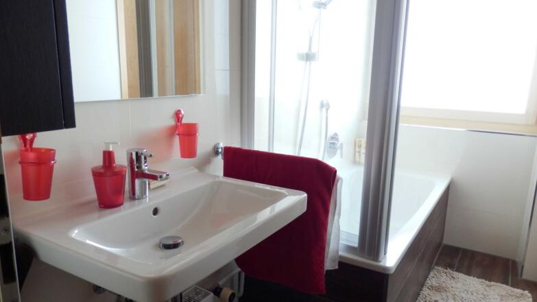 Bad mit Fenster - Badewanne, Dusche, Waschbecken,