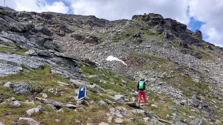 Gehpassage zur nächsten Felsformation. Die steile Felskante ganz rechts ...