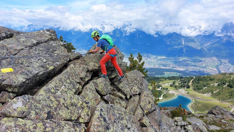 Unten der künstliche Speicherteich (&quot;Zirbensee&quot;), ganz unten das Inntal mit Hall i.T., Absam und Mils.