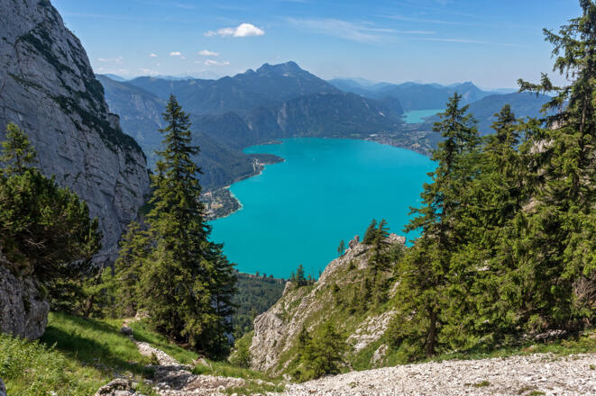 Blick vom Brennerriesensteig über den Attersee zum Schafberg und zum Mondsee.