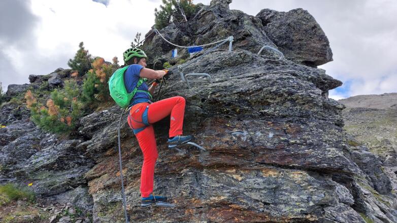 ... mit Drahtseil gesichert sind.