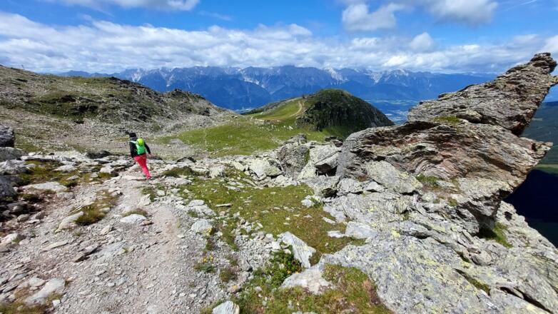 Beim Abstieg: Die grüne Kuppe ist der Schartenkogel mit der Bergstation des gleichnamigen Liftes..