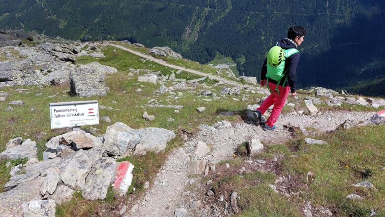 Der Abstieg über den Panoramasteig eröffnet Blicke in das Voldertal.