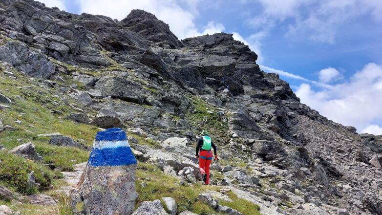 Gut markiert zum nächsten Felskopf.