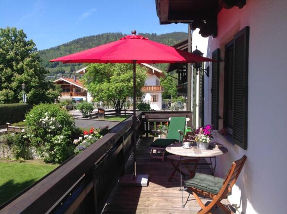 Balkon auf der Westseite , Liegestühle , Balkontisch mit Stühlen, Sonnenschirm