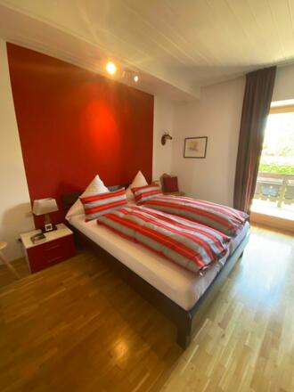 Schlafzimmer mit Zugang zum Balkon