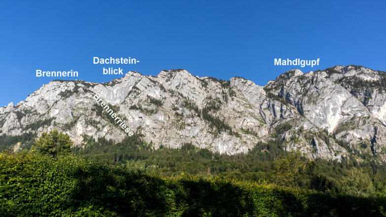 Brennerin, Dachsteinblick, Mahdlgupf und Brennerriese vom Ostufer des Attersees aus gesehen.