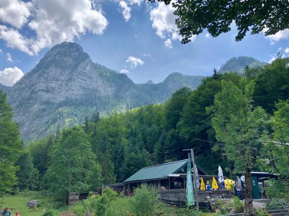 Mittereckerstüberl mit Hochkogel im Hintergrund