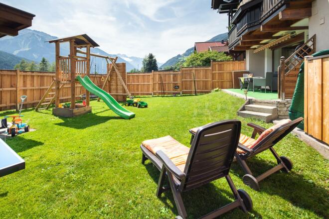 Garten mit Spielplatz