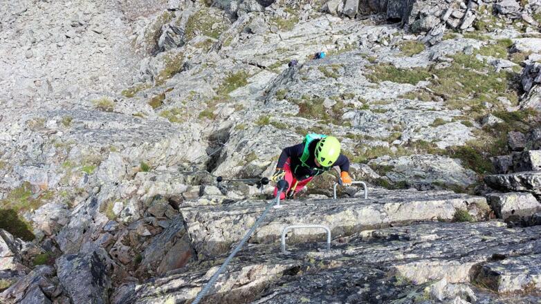 Der Helm gehört zur Standardausrüstung auf Klettersteigen, Handschuhe sind eine gute Empfehlung.