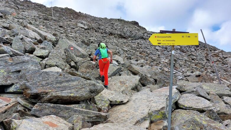 Nur noch 7 min zur Glungezerhütte. Oben das Gipfelkreuz der Sonnenspitze.