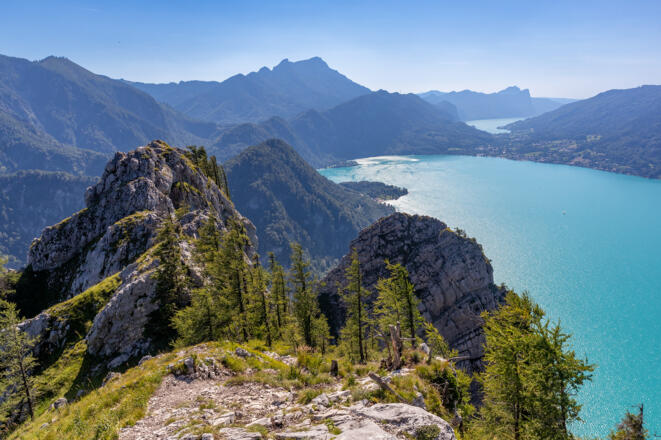 Blick vom großen Schoberstein über den kleinen Schoberstein und den Attersee zum Schafberg und Mondsee.
