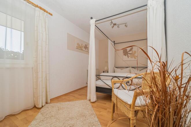 Schlafzimmer mit Himmelbett