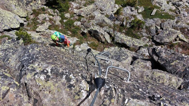 Kunststoffkegel über den Felsankern sollen - im Falle eines Sturzes - ungünstige Biegebelastungen der Klettersteigkarabiner verhindern.
