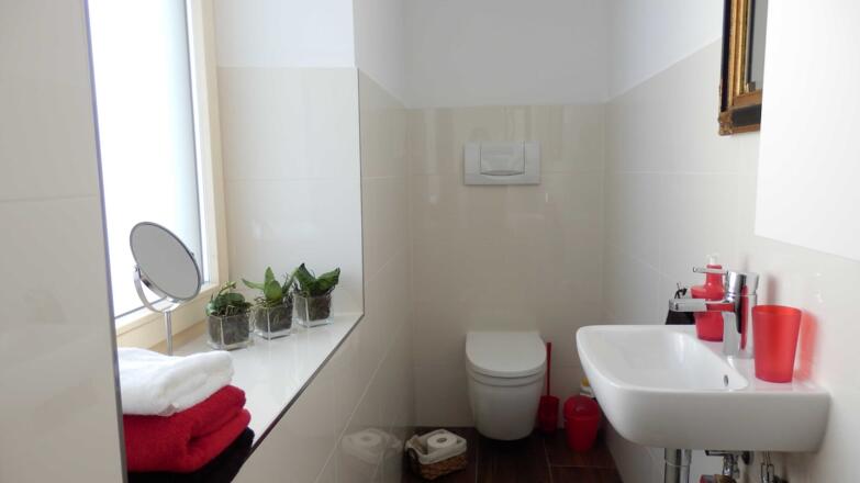 separates WC - mit Fenster, und Waschbecken -