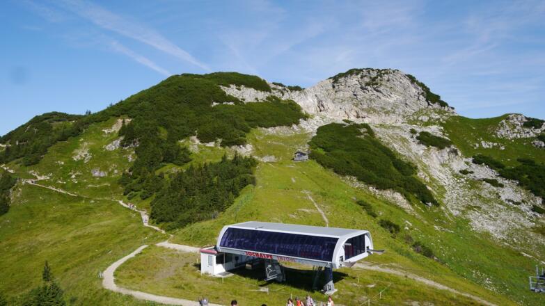 Auf dem Gipfel des Gamskopf, Blick zur Bergstation der Jochalp-Bahn
