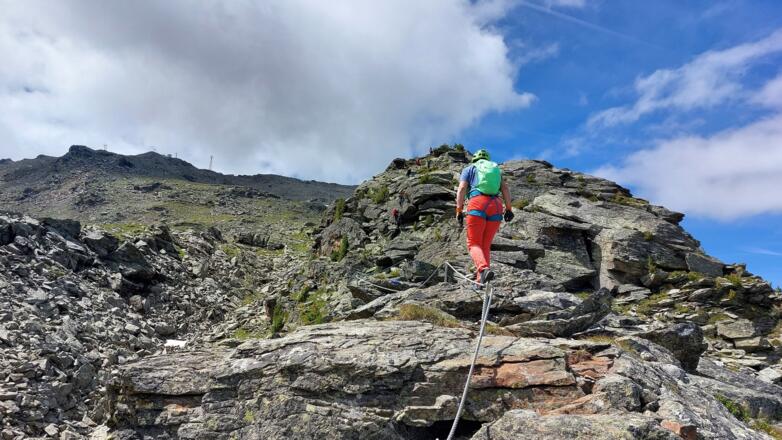 Der nächste Aufschwung ist bereits in Sicht. Am Horizont die Stützen der militärischen Werksbahn.