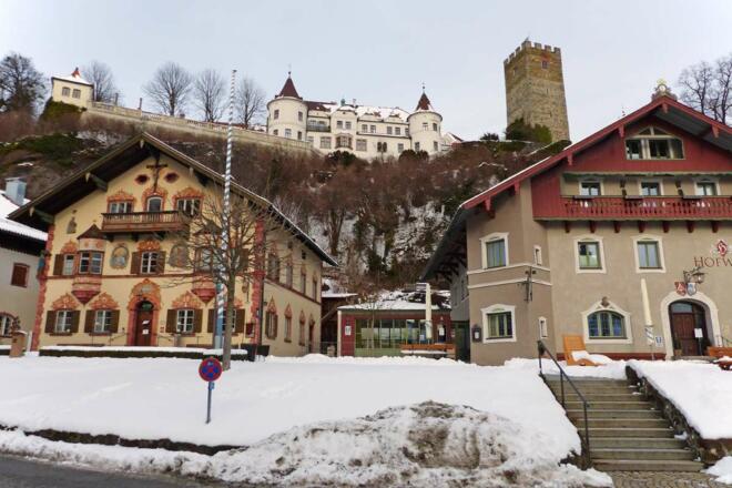 Marktplatz Neubeuern mit Schloss