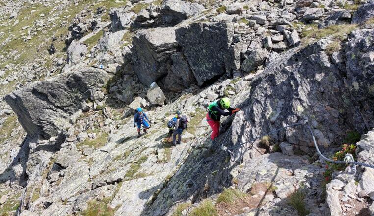 Wichtig: Abstand! In einem Klettersteigsegment darf sich nur eine Person befinden.