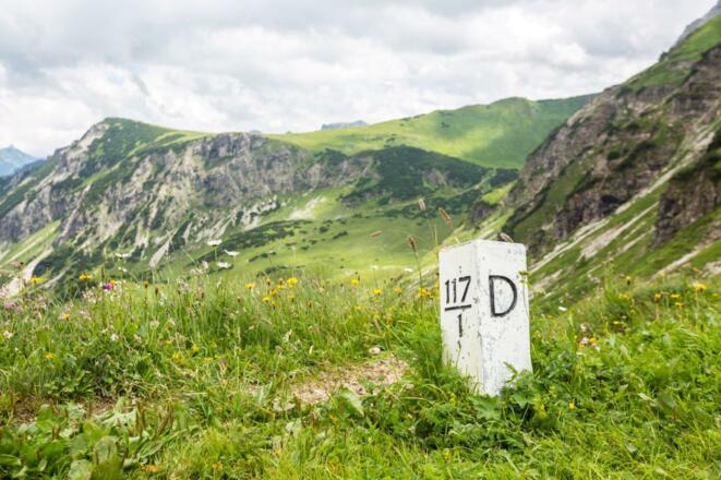 Grenzstein auf dem Grenzgänger-Weg.