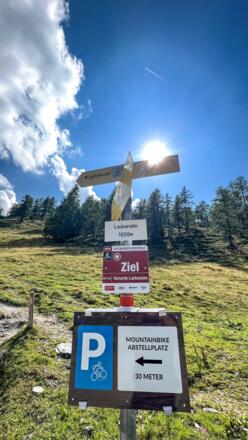 Das Ziel der SW 31c erreicht, die Hinterkuchelberg Hütte im wunderschönen Almengebiet des Lackenkogels
